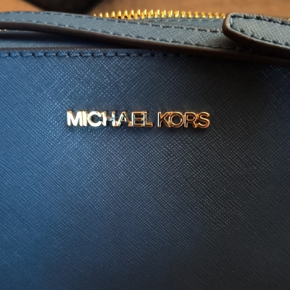 Michael Kors Elegant Blue Crossbody Bag - Picture 3 of 9